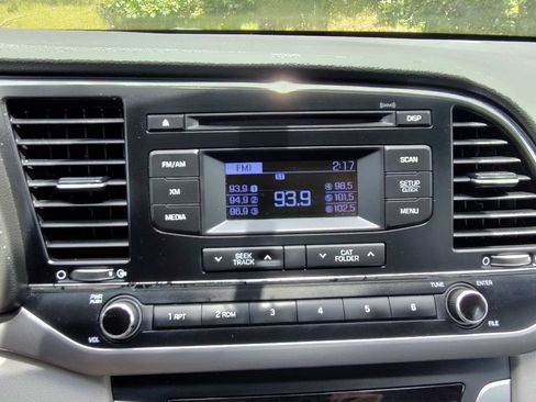 Used 2017 Hyundai Elantra SE image 19