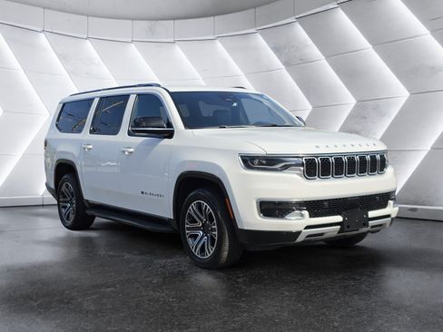 Used 2024 Jeep Wagoneer L Series II RWD image 2