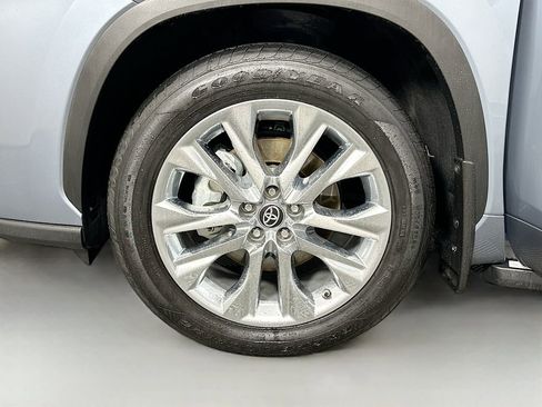 Used 2024 Toyota Highlander Limited FWD image 32