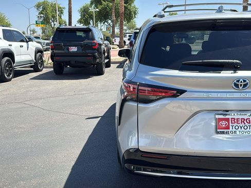 Used 2022 Toyota Sienna Limited FWD image 8