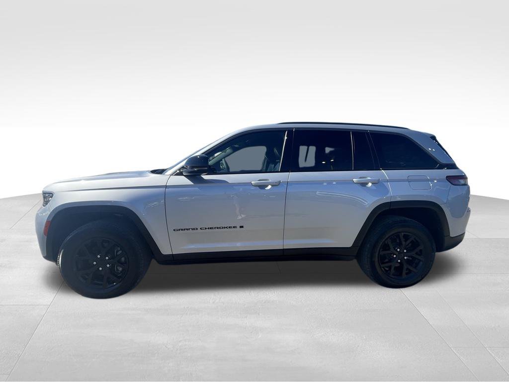 Used 2026 Jeep Grand Cherokee Altitude AWD/4WD image 18
