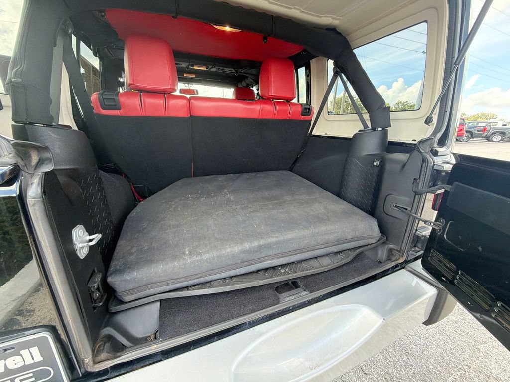 Used 2015 Jeep Wrangler Unlimited Sahara w/ Connectivity Group AWD/4WD image 27