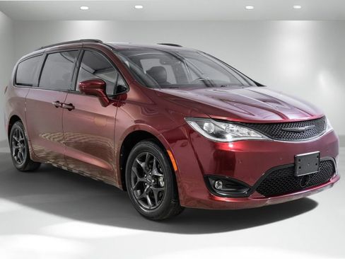 Used 2018 Chrysler Pacifica Touring-L Plus w/ Advanced Safetytec Group FWD image 5