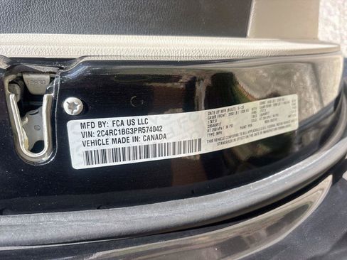 Used 2023 Chrysler Pacifica Touring-L FWD image 18