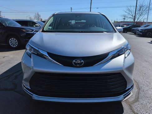 Used 2021 Toyota Sienna XLE image 8