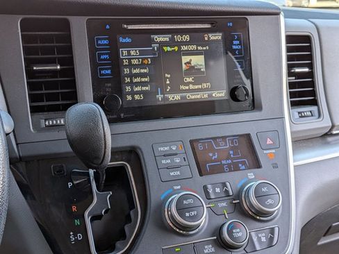 Used 2015 Toyota Sienna LE FWD image 5