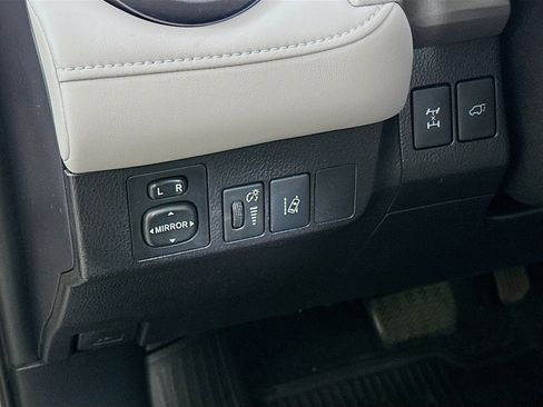 Used 2017 Toyota RAV4 XLE AWD/4WD image 16