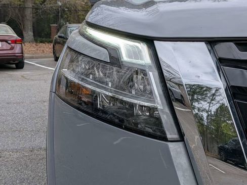 Used 2024 Nissan Pathfinder Platinum image 10