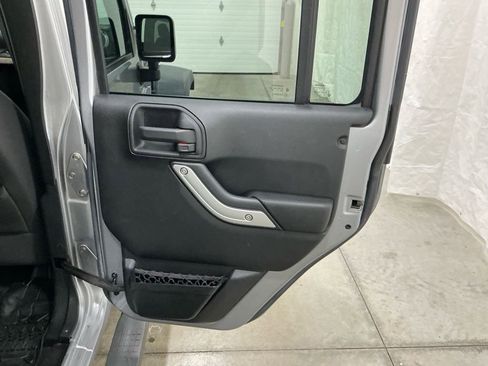 Used 2016 Jeep Wrangler Unlimited Rubicon w/ Connectivity Group image 27