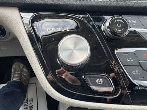 Used 2022 Chrysler Pacifica Touring-L w/ Uconnect Theater Family Group image 24