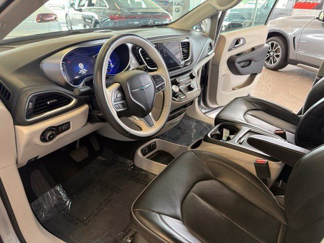 Used 2018 Chrysler Pacifica Limited w/ Advanced Safetytec Group FWD image 2