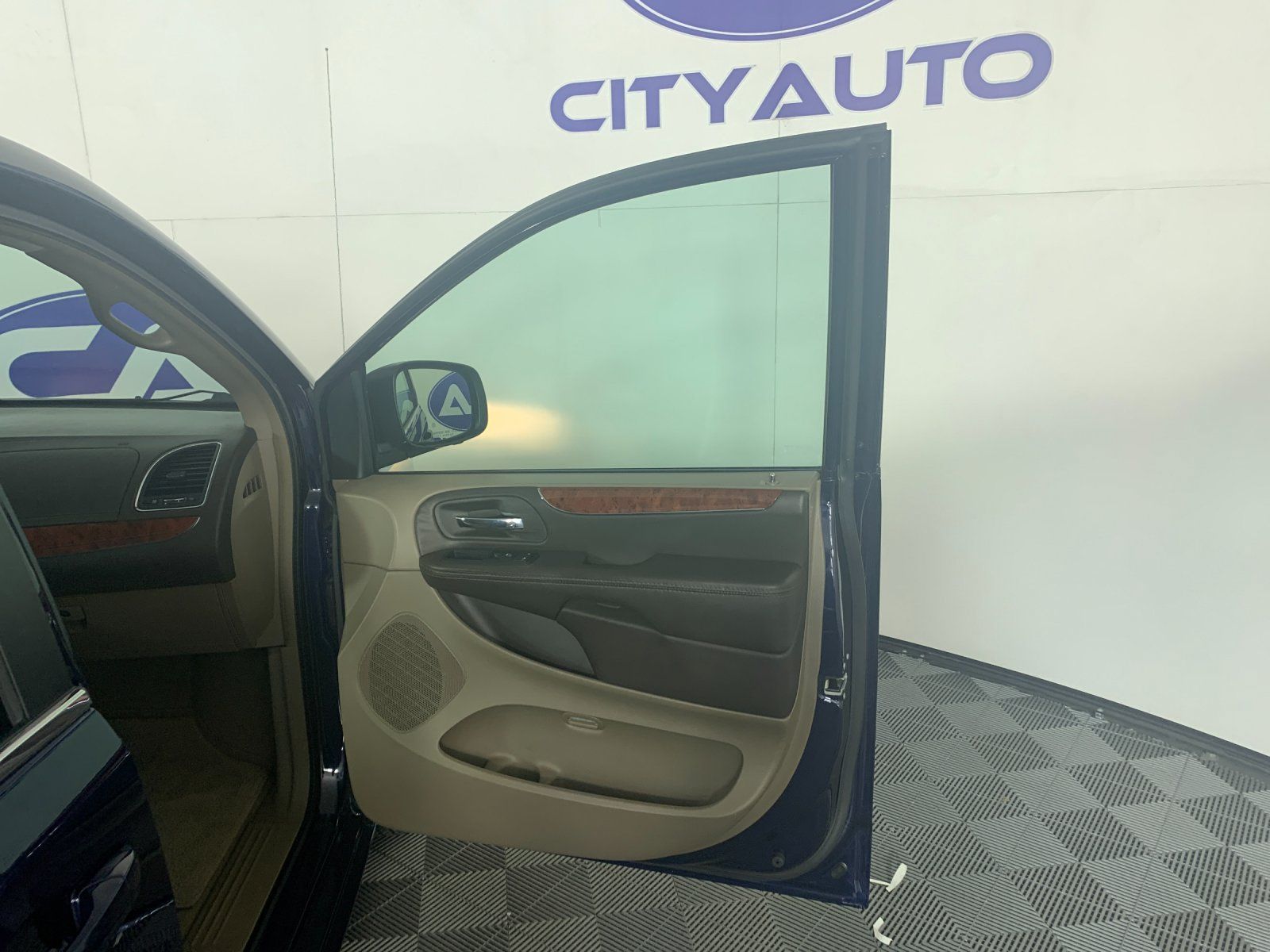 Used 2015 Chrysler Town & Country Touring w/ Trailer Tow Group FWD image 31