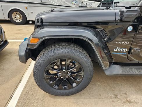 Used 2023 Jeep Wrangler Unlimited Sahara AWD/4WD image 15