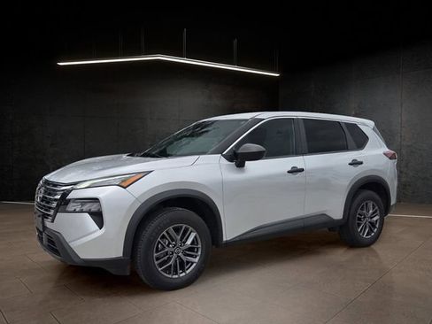 Used 2024 Nissan Rogue S FWD image 3