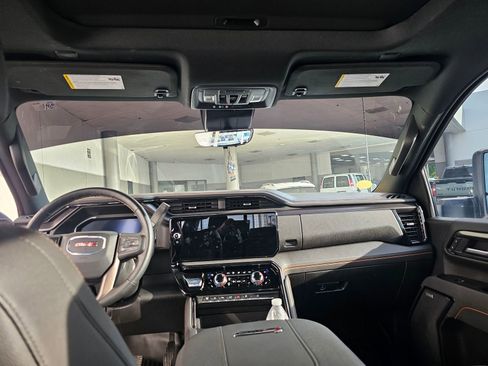 Used 2025 GMC Sierra 2500 AT4 w/ Technology Package image 9