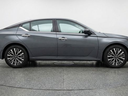 Used 2025 Nissan Altima 2.5 SV FWD image 11