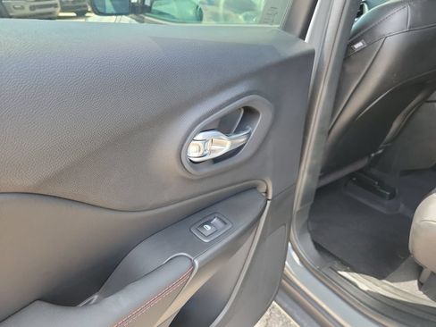 Used 2023 Jeep Cherokee Trailhawk AWD/4WD image 17