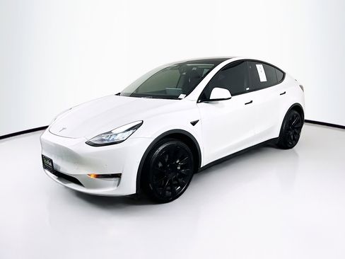 Used 2022 Tesla Model Y Long Range image 3