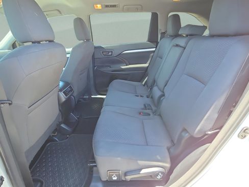 Used 2018 Toyota Highlander LE FWD image 11