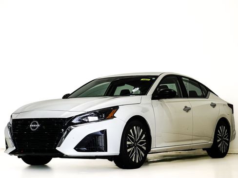 Used 2025 Nissan Altima 2.5 SV FWD image 3