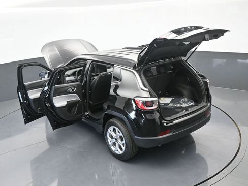 Used 2025 Jeep Compass Latitude image 59