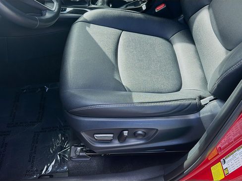 Used 2022 Toyota Corolla Cross XLE FWD image 17