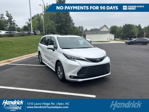Used 2025 Toyota Sienna XLE w/ XLE Plus Package FWD image 1