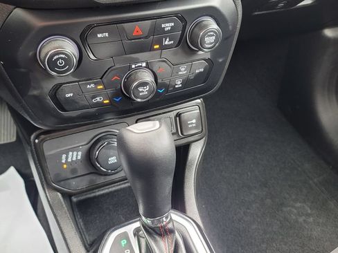 Used 2022 Jeep Renegade Latitude w/ Convenience Group AWD/4WD image 23