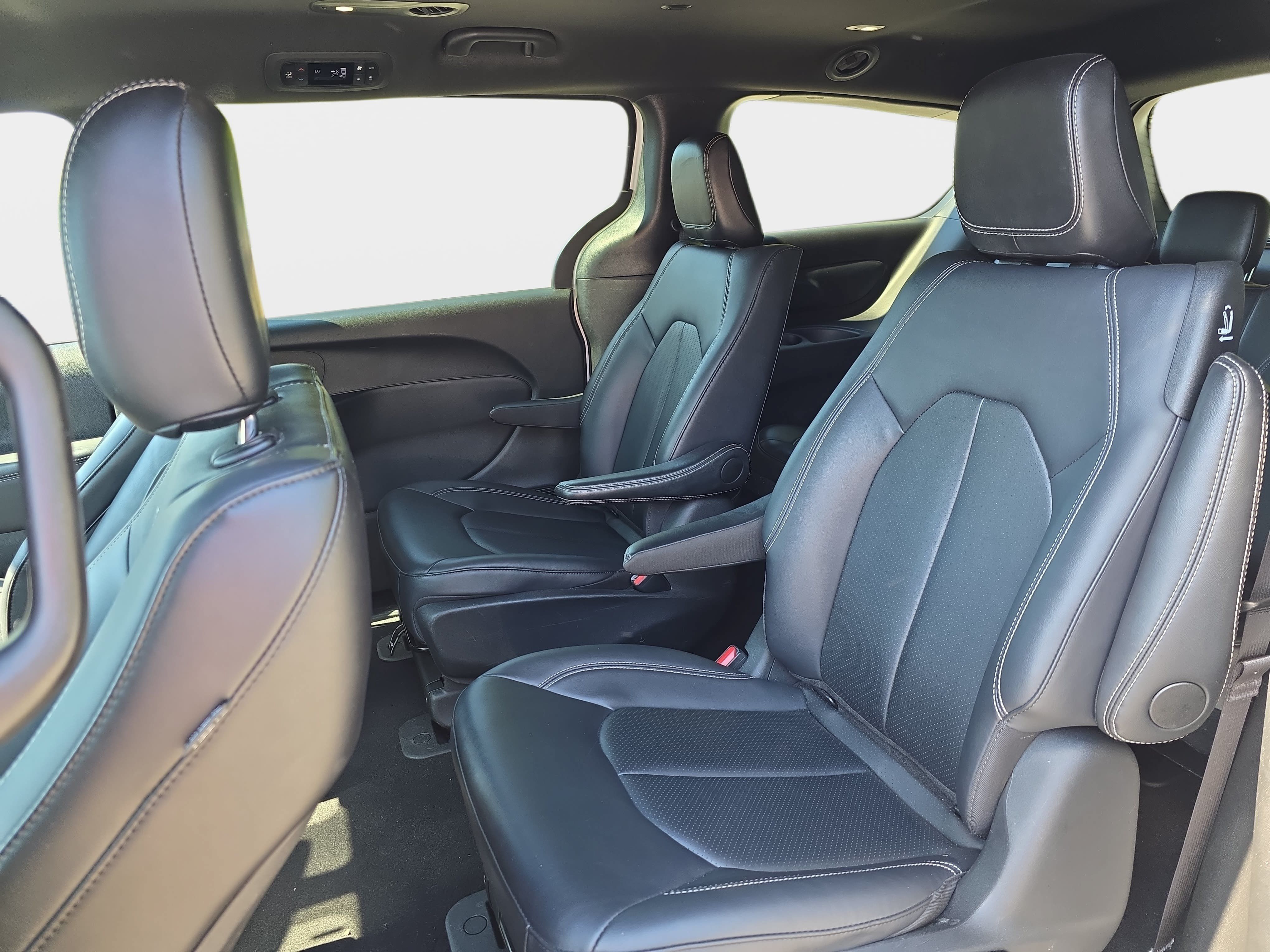 Used 2024 Chrysler Pacifica Limited FWD image 9