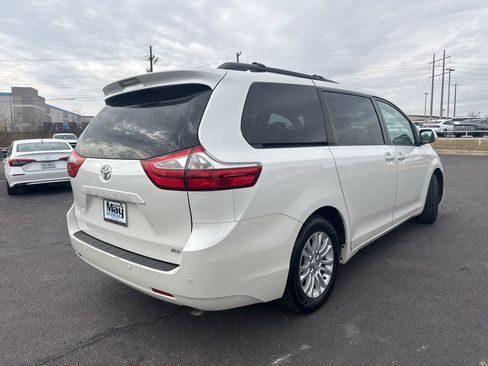 Used 2016 Toyota Sienna XLE image 3