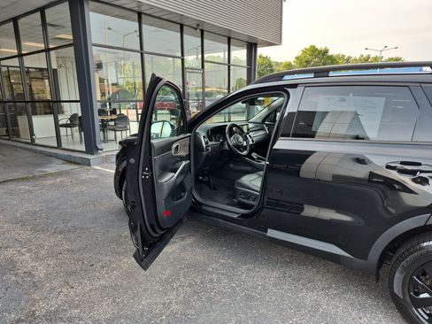 Used 2023 Kia Sorento S w/ Panoramic Sunroof Package AWD/4WD image 11