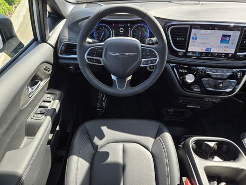 New 2025 Chrysler Pacifica Select w/ Uconnect Theater Family Group image 8