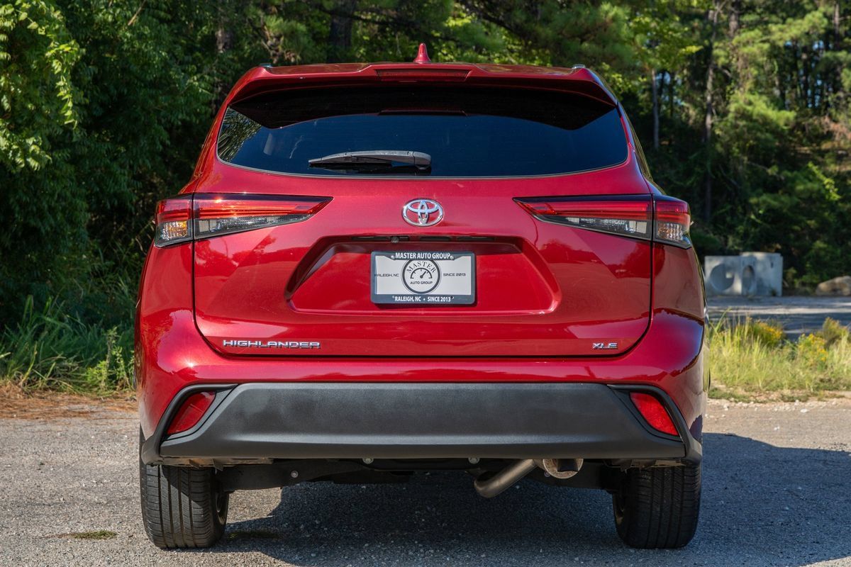 Used 2020 Toyota Highlander XLE FWD image 5