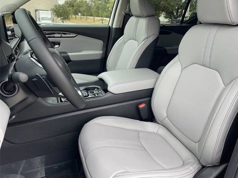 Used 2025 Honda Pilot Touring image 25