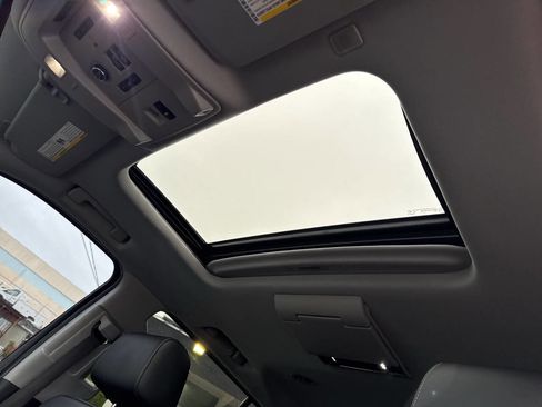 Used 2018 Chevrolet Suburban LT image 33