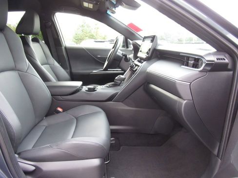 Used 2022 Toyota Venza XLE AWD/4WD image 18