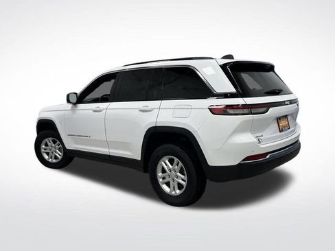 Used 2024 Jeep Grand Cherokee Laredo image 3