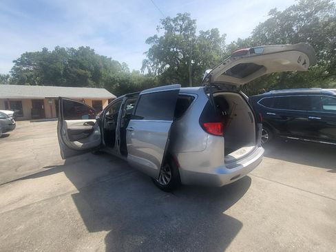 Used 2017 Chrysler Pacifica Touring w/ Tire & Wheel Group FWD image 90