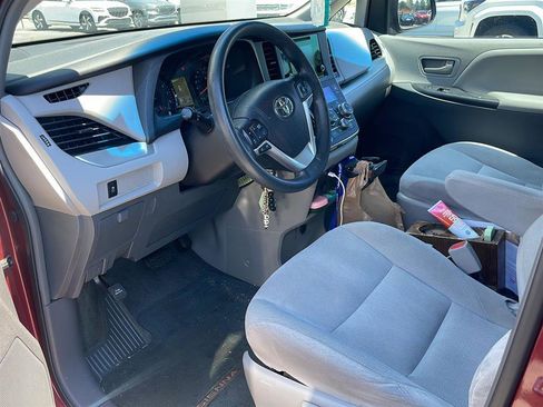 Used 2017 Toyota Sienna L FWD image 12