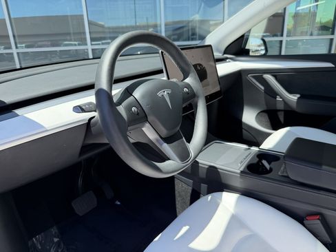 Used 2024 Tesla Model Y 2WD image 36