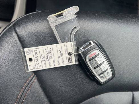 Used 2017 Chrysler Pacifica Touring-L image 17