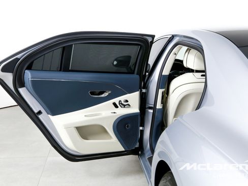 Used 2023 Bentley Flying Spur Plug-In Hybrid image 17