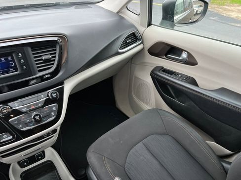 Used 2017 Chrysler Pacifica Touring FWD image 28
