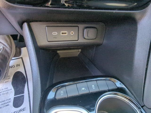 Used 2022 Buick Encore GX Select w/ Sport Touring Package FWD image 19