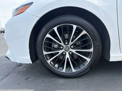Used 2018 Toyota Camry SE image 11