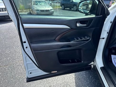 Used 2016 Toyota Highlander XLE FWD image 13