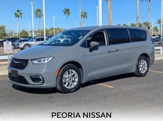 Used 2023 Chrysler Pacifica Touring-L video 1