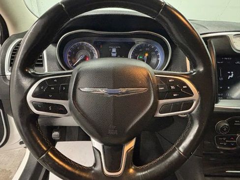 Used 2018 Chrysler 300 Touring w/ Chrome Appearance Package RWD image 15