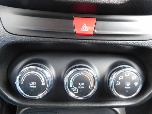 Used 2017 Jeep Renegade Sport w/ Power & Air Group image 14