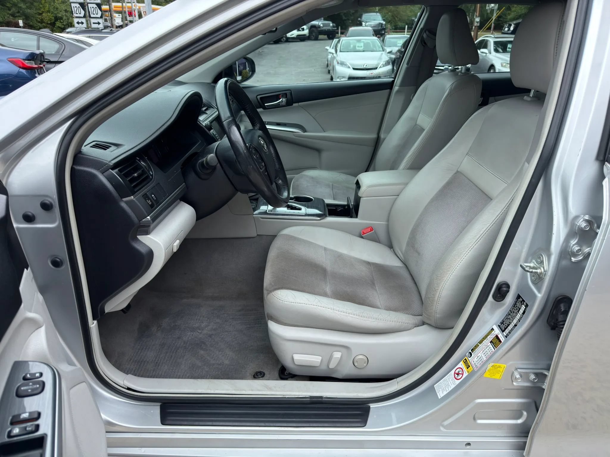 Used 2013 Toyota Camry XLE w/ Leather Pkg FWD image 15